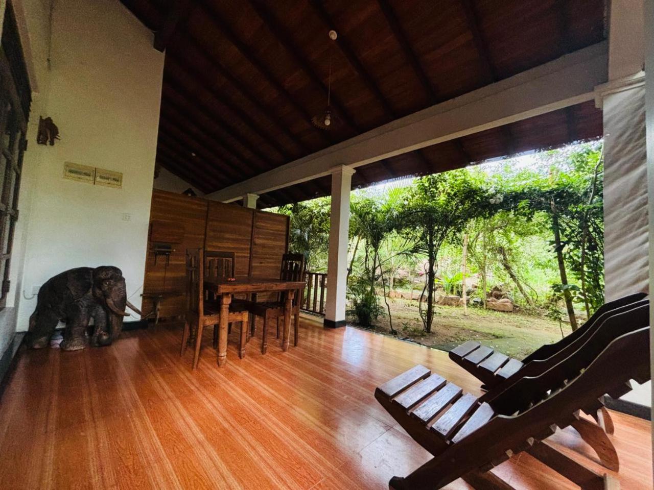 Woodholic Homestay 锡吉里亚 外观 照片