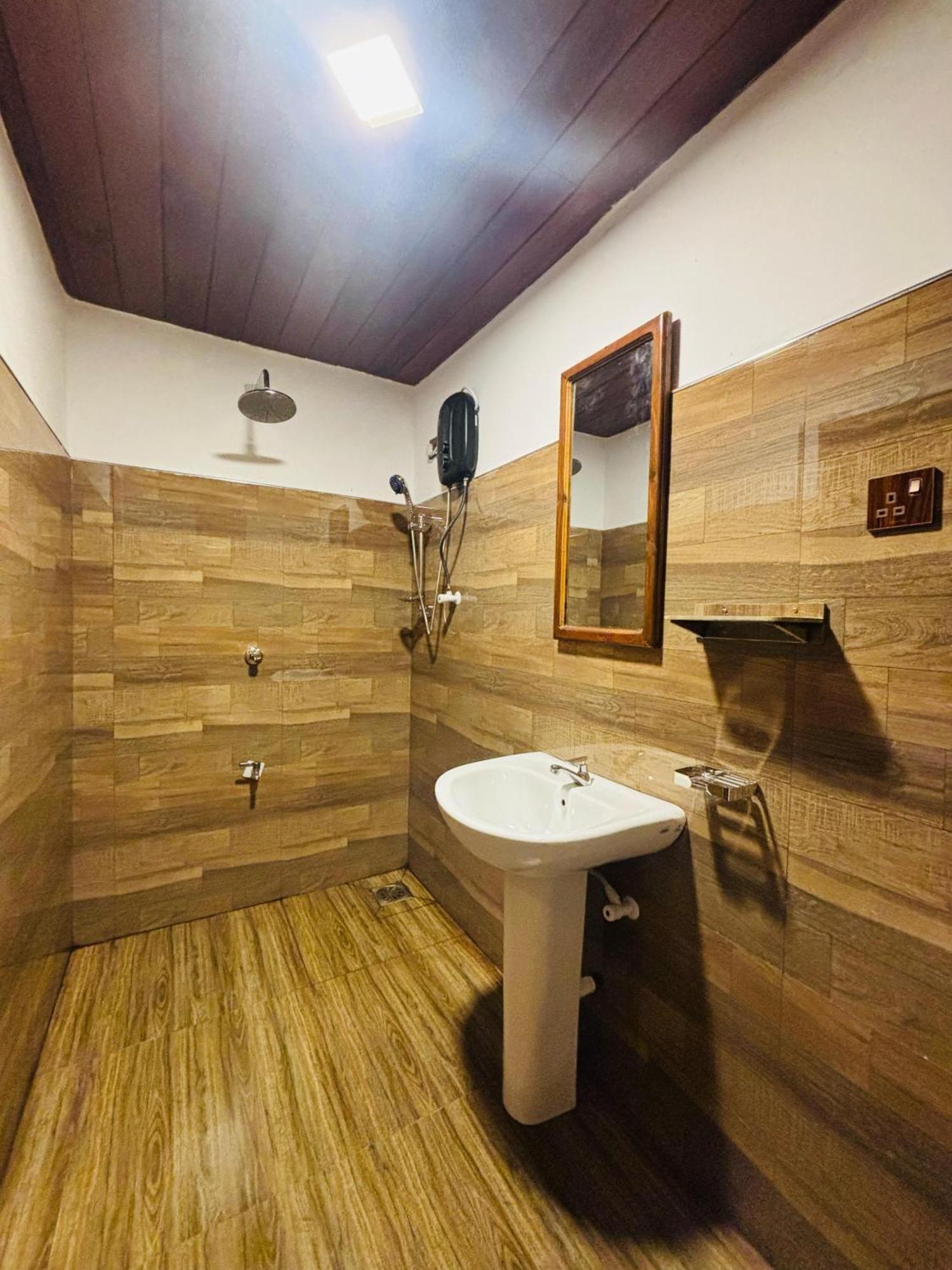 Woodholic Homestay 锡吉里亚 外观 照片